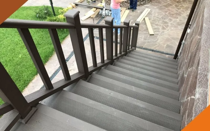 Крыльцо для дома из террасной доски: просто, быстро, выгодно